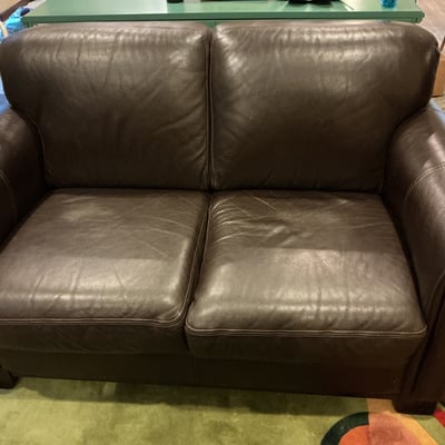 Dark brown leather loveseat with decorative pillows - Image 3 of 10