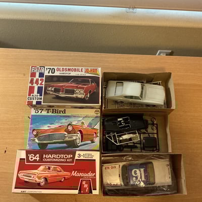 Assorted vintage scale-model car kits and die-cast cars - Image 5 of 16