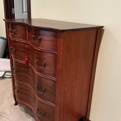 Vintage curved-front dresser with brass hardware - Image 3 of 8