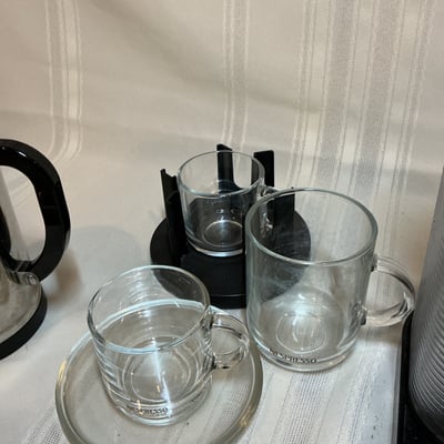 Nespresso espresso machine with electric frother and glassware - Image 4 of 5