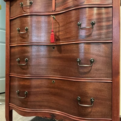 Vintage curved-front dresser with brass hardware - Image 4 of 8