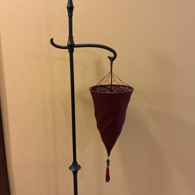 Black lacquered accent table with burgundy floor lamp - Image 8 of 8