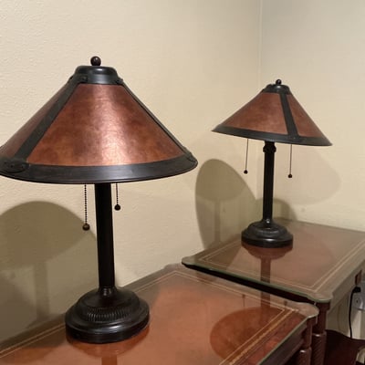 Pair of wooden end tables with lamps - Image 2 of 5
