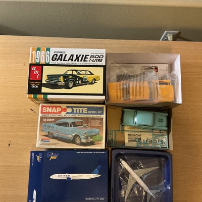 Assorted vintage scale-model car kits and die-cast cars - Image 8 of 16