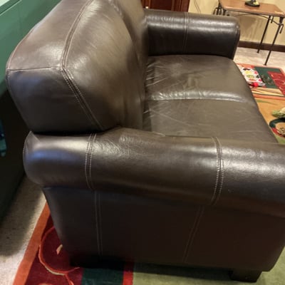 Dark brown leather loveseat with decorative pillows - Image 5 of 10