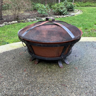 Round metal outdoor fire pit with mesh lid and cover - Image 1 of 5