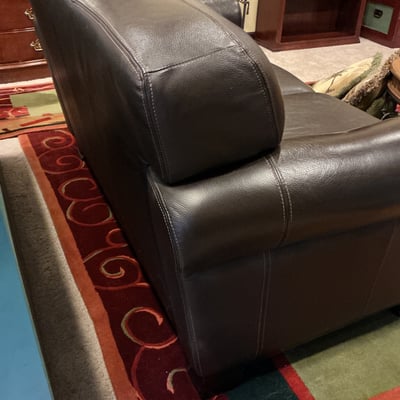 Dark brown leather loveseat with decorative pillows - Image 6 of 10