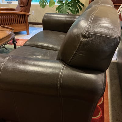Dark brown leather loveseat with decorative pillows - Image 4 of 10