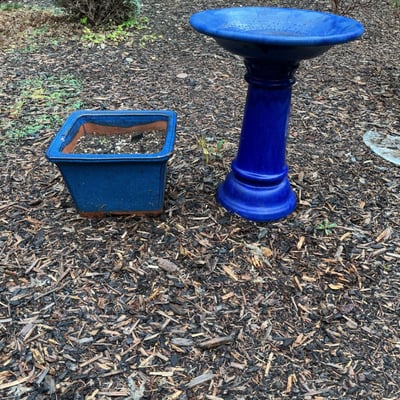 Blue ceramic birdbath with square planter - Image 2 of 4