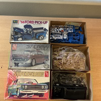 Assorted vintage scale-model car kits and die-cast cars - Image 9 of 16