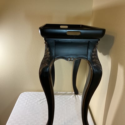 Black lacquered accent table with burgundy floor lamp - Image 3 of 8