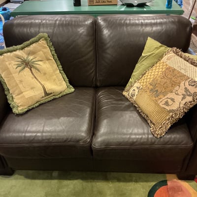 Dark brown leather loveseat with decorative pillows - Image 2 of 10