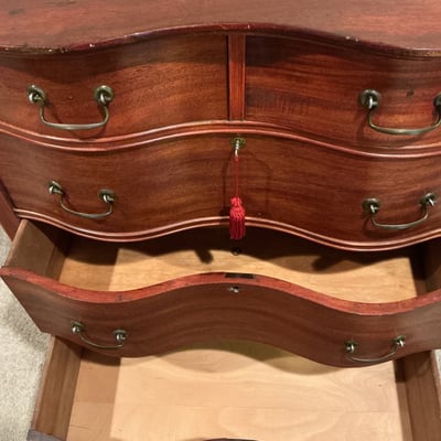 Vintage curved-front dresser with brass hardware - Image 5 of 8
