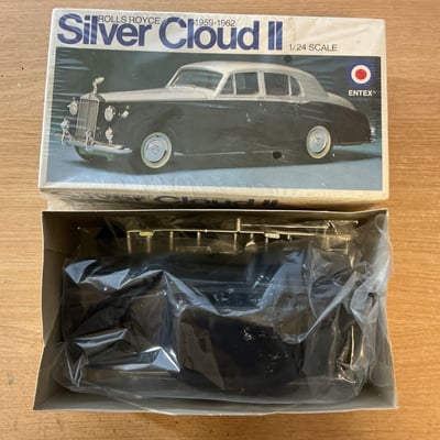 Assorted vintage scale-model car kits and die-cast cars - Image 14 of 16