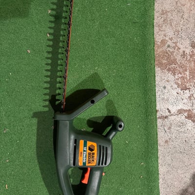 Black & Decker 16-inch Electric Hedge Trimmer - Image 2 of 7
