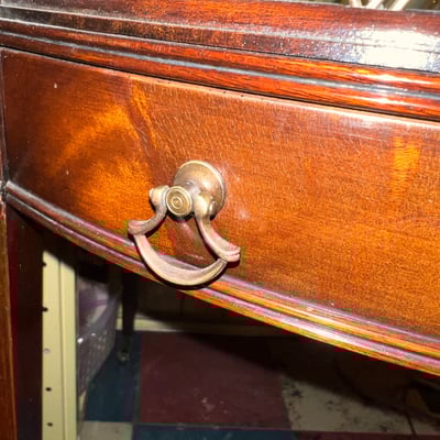 Vintage mahogany side table with leather-inlaid top by Weiman Tables - Image 5 of 10