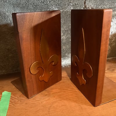 Vintage leather light-up reader and bookend pieces with fleur-de-lis motifs - Image 3 of 5