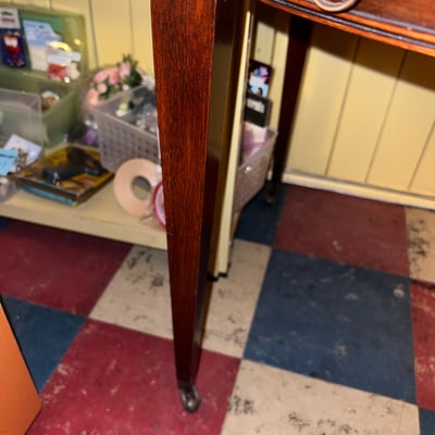 Vintage mahogany side table with leather-inlaid top by Weiman Tables - Image 8 of 10
