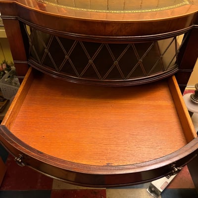 Vintage mahogany side table with leather-inlaid top by Weiman Tables - Image 7 of 10