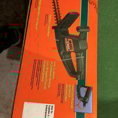 Black & Decker 16-inch Electric Hedge Trimmer - Image 3 of 7
