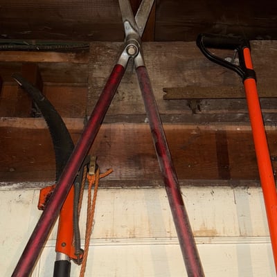 Assorted garden tools and rakes - Image 2 of 5