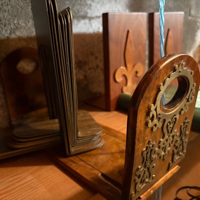Vintage leather light-up reader and bookend pieces with fleur-de-lis motifs - Image 4 of 5