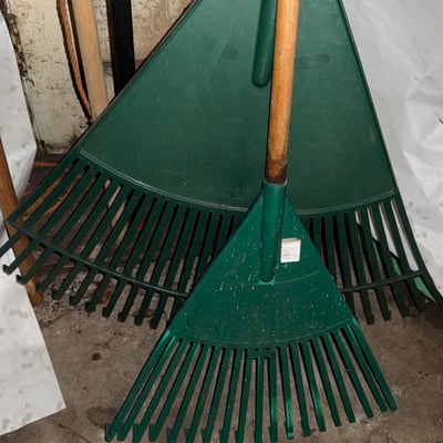 Assorted garden tools and rakes - Image 3 of 5
