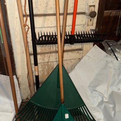 Assorted garden tools and rakes - Image 5 of 5