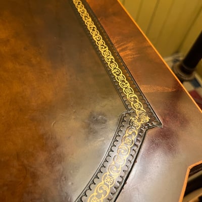 Vintage mahogany side table with leather-inlaid top by Weiman Tables - Image 4 of 10