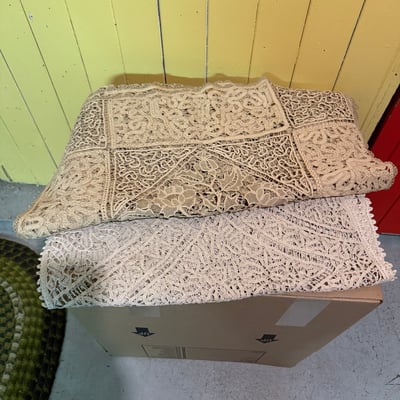 Assorted vintage textiles and a brown zippered pouch - Image 4 of 14