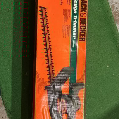 Black & Decker 16-inch Electric Hedge Trimmer - Image 4 of 7