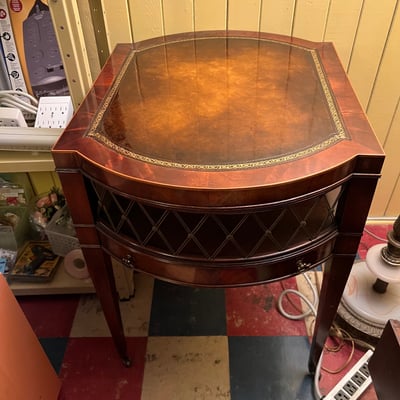 Vintage mahogany side table with leather-inlaid top by Weiman Tables - Image 1 of 10