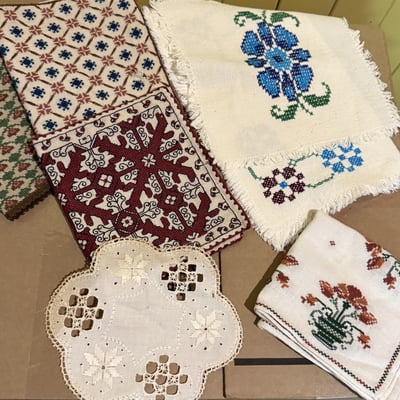 Assorted vintage textiles and a brown zippered pouch - Image 7 of 14