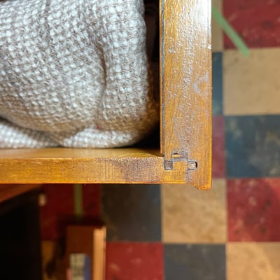 Four-drawer walnut dresser with chevron veneer - Image 7 of 13