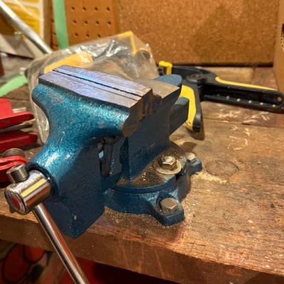 Blue bench vise, red mini vise, and assorted clamps and grips - Image 3 of 4