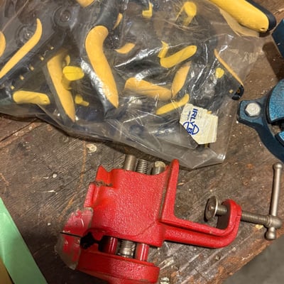Blue bench vise, red mini vise, and assorted clamps and grips - Image 2 of 4
