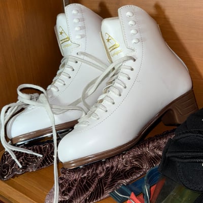 White ice skates with binoculars and protective gear - Image 4 of 4