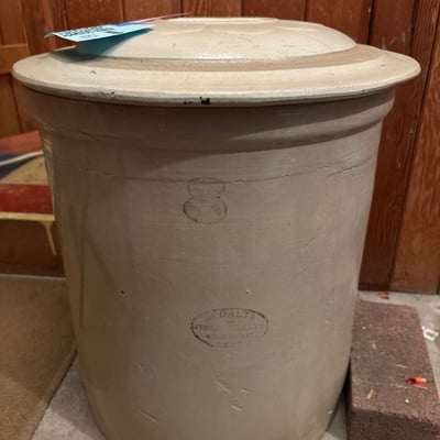 Medalta 8 Medicine Hat Alberta stoneware crock with lid - Image 1 of 6