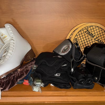 White ice skates with binoculars and protective gear - Image 2 of 4