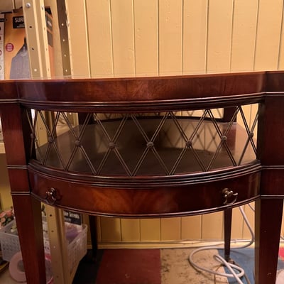 Vintage mahogany side table with leather-inlaid top by Weiman Tables - Image 2 of 10