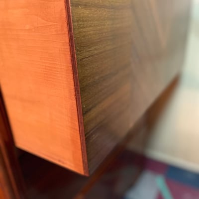 Four-drawer walnut dresser with chevron veneer - Image 9 of 13