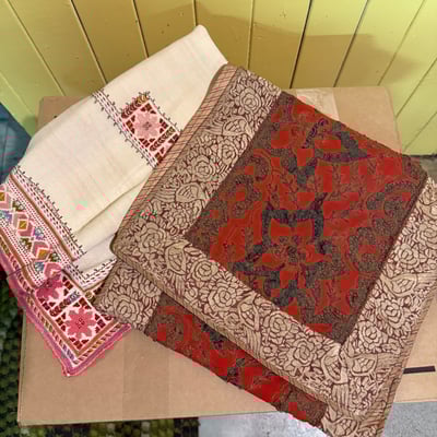Assorted vintage textiles and a brown zippered pouch - Image 11 of 14