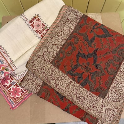 Assorted vintage textiles and a brown zippered pouch - Image 9 of 14