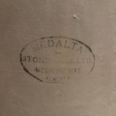 Medalta 8 Medicine Hat Alberta stoneware crock with lid - Image 2 of 6