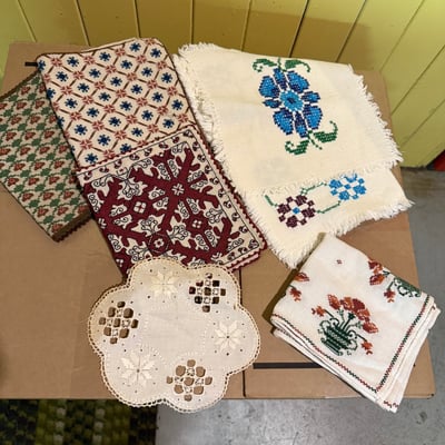 Assorted vintage textiles and a brown zippered pouch - Image 10 of 14
