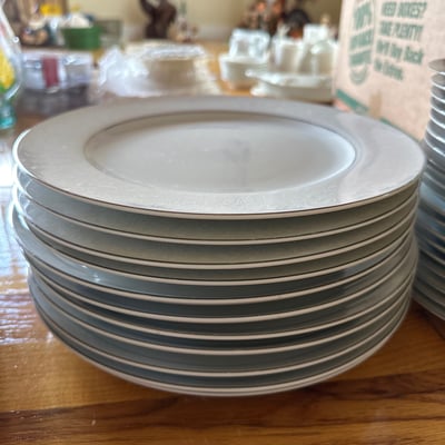 Fitz and Floyd Lovelace China Dinnerware Set - Image 15 of 16