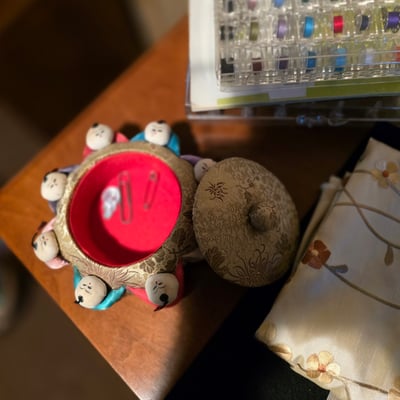 Singer sewing machine with knitting books and craft supplies - Image 18 of 21