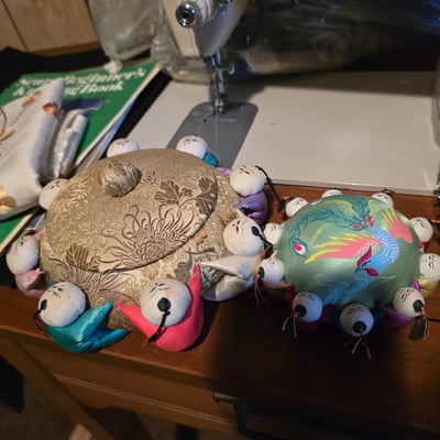 Singer sewing machine with knitting books and craft supplies - Image 3 of 21