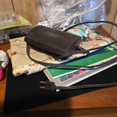 Singer sewing machine with knitting books and craft supplies - Image 21 of 21