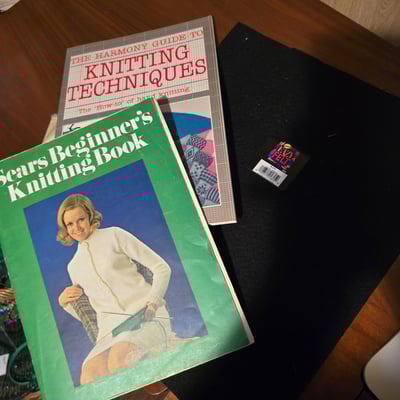 Singer sewing machine with knitting books and craft supplies - Image 8 of 21